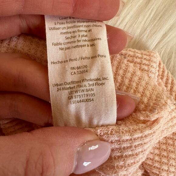 Free People We The Free Vintage Style Oversized Waffle Knit Top Graphic Thermal - Picture 7 of 7